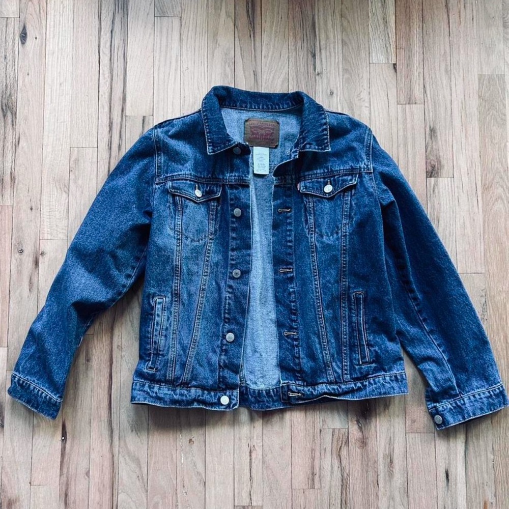 Men Levi’s denim Jean trucker jacket size XL. In good condition.